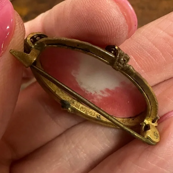 Vintage pink coral oval stone brooch set in gold tone hardware Czech - Picture 7 of 13